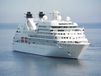 Betrieb auf zwei deutschen Kreuzfahrtschiffen wegen Coronafällen unterbrochen Betrieb auf zwei deutschen Kreuzfahrtschiffen wegen Coronafällen unterbrochen