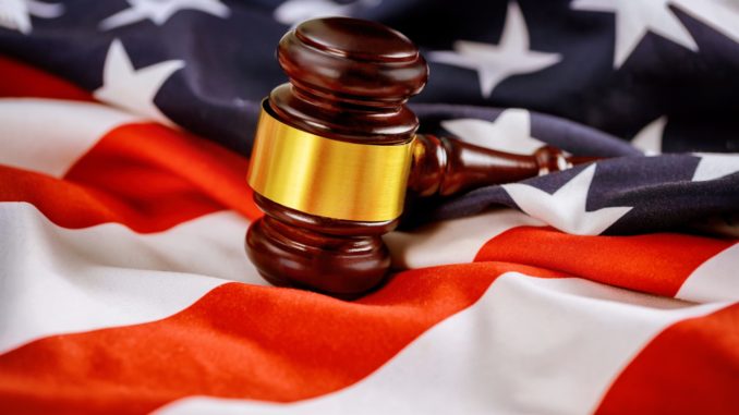 Wooden judge hammer on american flag Justice law US-Justiz - Bild: photovs via Twenty20