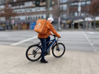 Fahrerinnen und Fahrer von Lieferando bekommen Dienstfahrrad und -smartphone