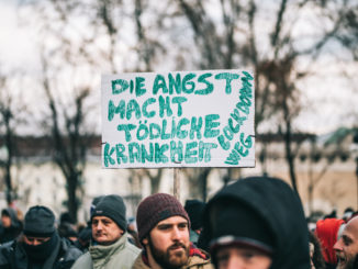 Tausende gehen erneut gegen Corona-Maßnahmen und Impfpflicht auf die Straße