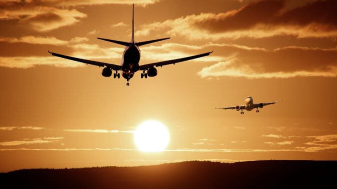 aircraft-513641_1920 Symbolbild: Landende Flugzeuge