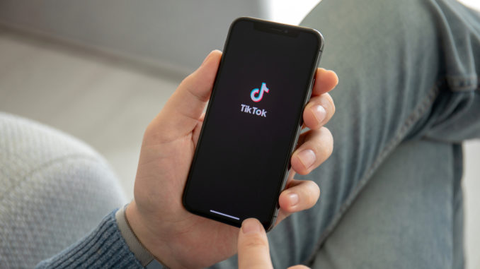 Die App "TikTok" ist derzeit äußerst angesagt - Denys Prykhodov/shutterstock.com