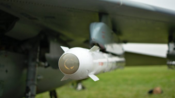 bullet-4851976_1920 Symbolbild: Rakete an einem Jet