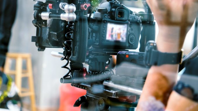 Journalisten beim Dreh - Bild: ponsulak via Twenty20