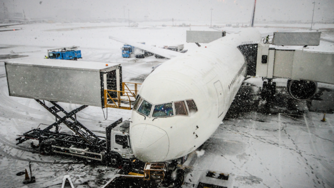 Symbolbild: Eingeschneites Flugzeug