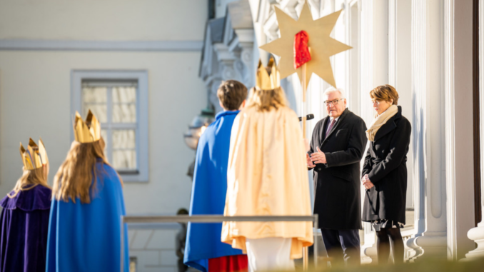 Frank-Walter Steinmeier mit Ehefrau und Sternsinger - Bild: Bundespresseamt/Steffen Kugler