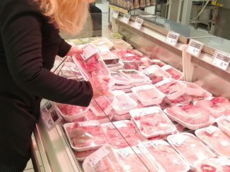 Umfrage: Mehr als 60 Prozent würden für Tierwohl mehr Geld für Fleisch bezahlen