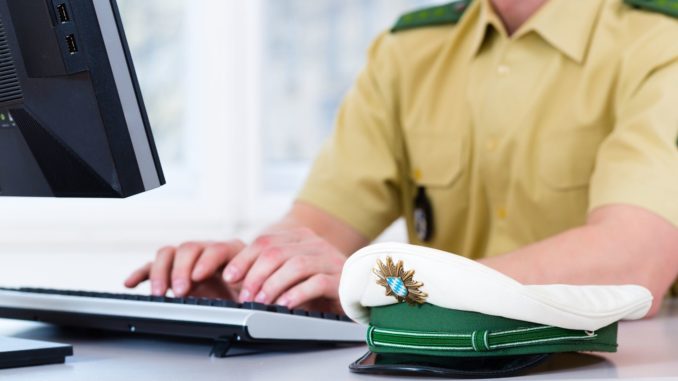 Symbolbild: Bayerischer Polizist mit alter Uniform