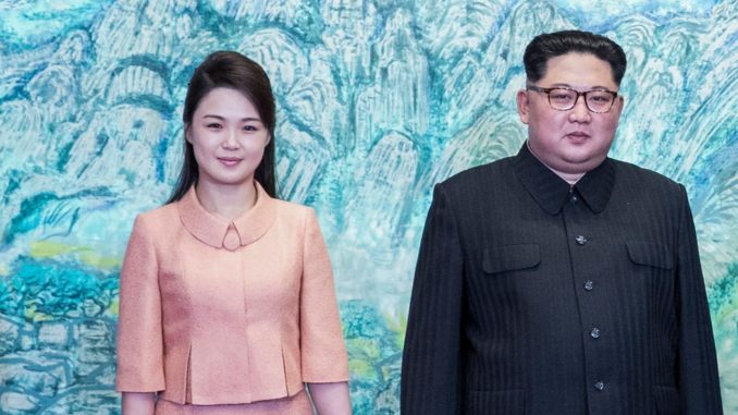Ri Sol Ju und Kim Jong Un - Bild: Blue House (Republic of Korea), KOGL Type 1, via Wikimedia Commons