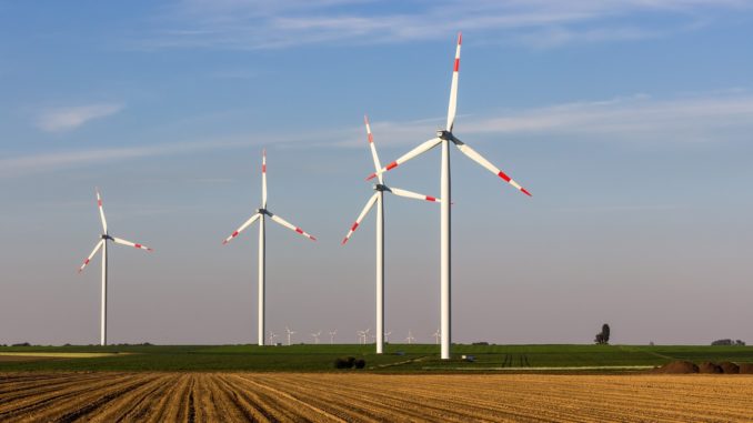 Symbolbild: Windkraftanlagen auf dem Land