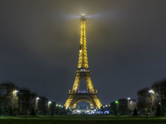 Eiffelturm wird drei Abende lang in Farben der Ukraine angestrahlt