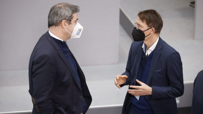 Karl Lauterbach (re.) mit Markus Söder (li.) - Bild: photothek