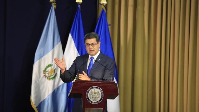 Presidencia El Salvador from San Salvador, El Salvador, América Central, CC0, via Wikimedia Commons