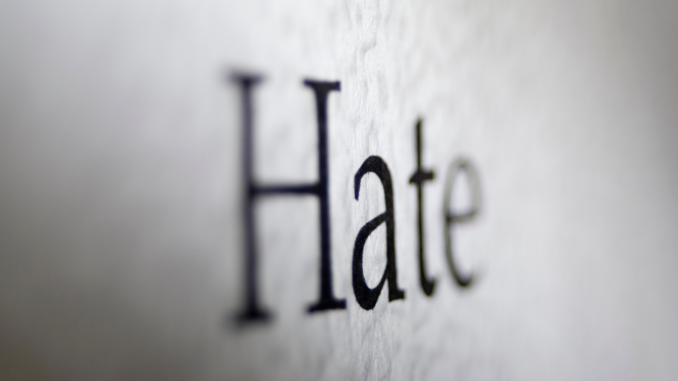 Hate (zu deutsch: Hass)