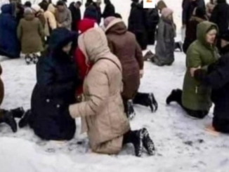 Faktencheck: Dieses Foto betender Christen in der Ukraine ist alt