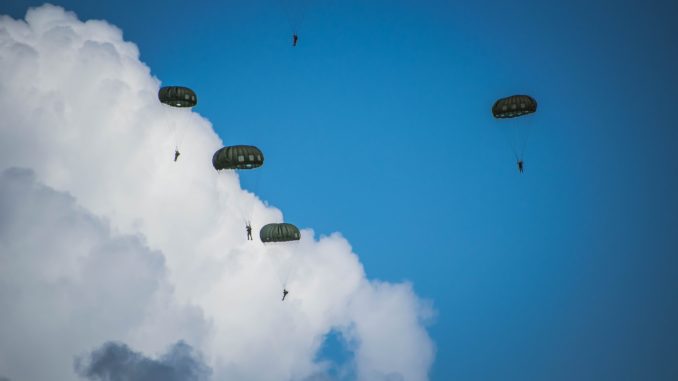 Symbolbild: Fallschirmjäger