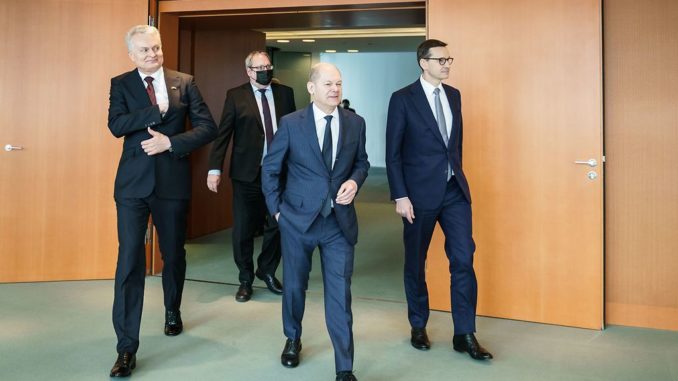 Olaf Scholz mit Gitanas Nauseda und Mateusz Morawiecki - Bild: Bundesregierung/Denzel