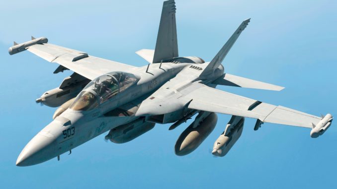 2560px-U.S._Navy_EA-18G_Growler_breaks_away_from_a_U.S._Air_Force_KC-135_(altered) EA-18G Growler - Bild: Senior Airman John Linzmeier, Public domain, via Wikimedia Commons