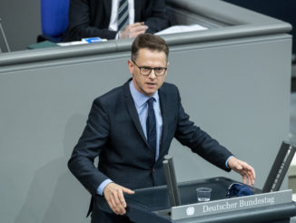 Diskussionen über allgemeine Dienstpflicht angesichts des Ukraine-Kriegs