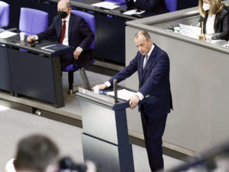 CDU-Chef Merz kritisiert Entscheidungen in Ära Merkel zu Putin