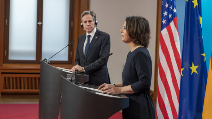 Antony Blinken (li.) und Annalena Baerbock (re.) - Bild: Ron Przysucha/ Public Domain
