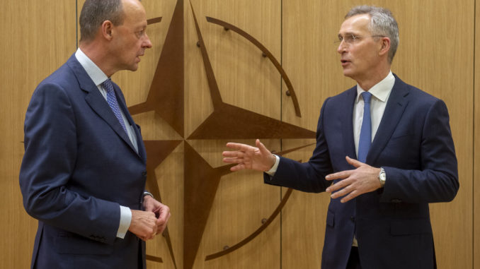 Friedrich Merz (li.) und Jens Stoltenberg (re.) - Bild: NATO North Atlantic Treaty Organization
