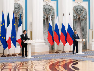 Macron wirft Putin bei Flüchtlingskorridoren „moralischen Zynismus“ vor