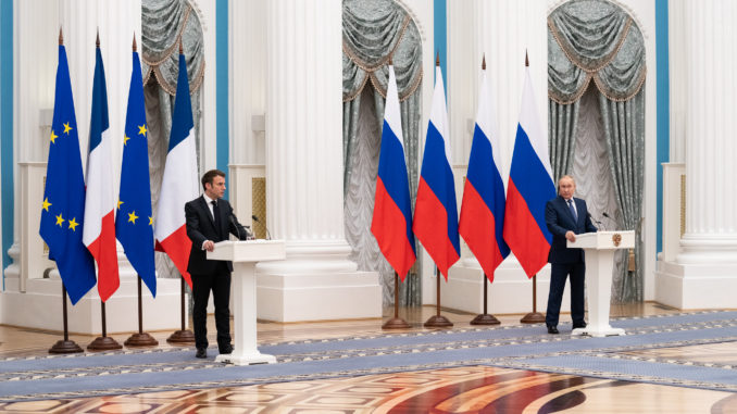 Emmanuel Macron mit Wladimir Putin im Februar 2022 - Bild: Soazig DE LA MOISSONNIERE / Présidence de la République