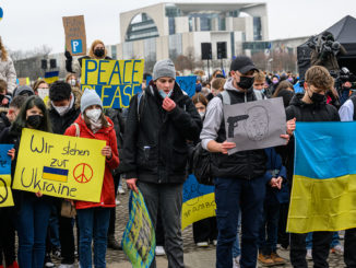 Mehr als 1000 Menschen demonstrieren in Berlin für den Frieden