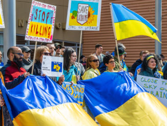 Zehntausende Menschen bei weltweiten Protesten gegen Moskaus Krieg in der Ukraine