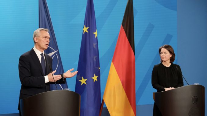 Jens Stoltenberg mit Annalena Baerbock - Bild: NATO North Atlantic Treaty Organization