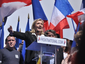 Rechtspopulistin Le Pen vernichtet Wahlkampfbroschüren mit Putin-Foto