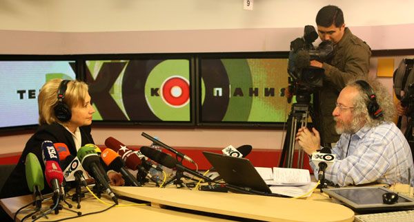 Aleksey Venediktov bei Radio Echo Moskvy im Interview mit Hillary Clinton U.S. State Department Photo/Public Domain, Public domain, via Wikimedia Commons