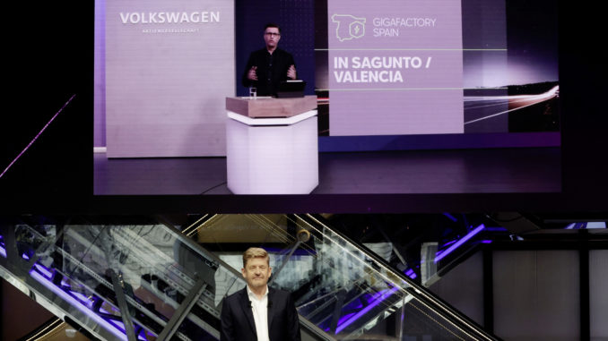 Thomas Schmall, Vorstand Technik der Volkswagen AG und Vorsitzender des Aufsichtsrats der SEAT S.A. und Wayne Griffith, Vorstandsvorsitzender von SEAT - Bild: Volkswagen AG