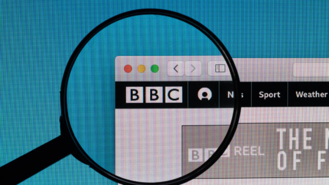 BBC logo under magnifying glass BBC - Bild: Marco Verch/CC-BY 2.0