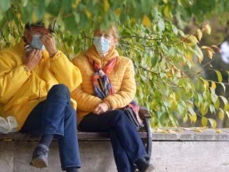 Maskenpflicht als Basis-Schutz und Abstandsgebote in Hotspots