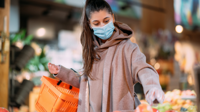 Maske tragen beim Einkaufen