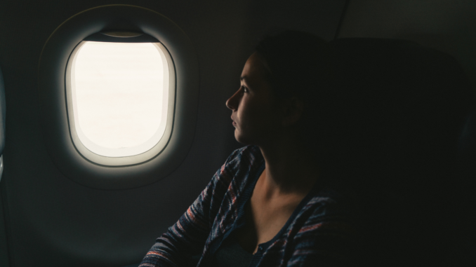 Frau im Flugzeug