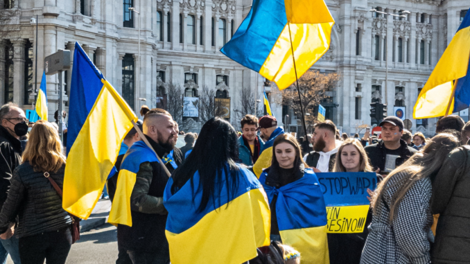 Menschen mit Ukrainische Flaggen
