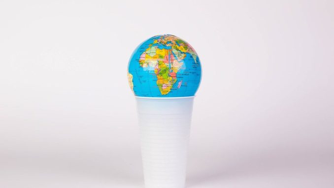 Erde in einem Plastikbecher - Bild: Marco Verch/CC BY 2.0