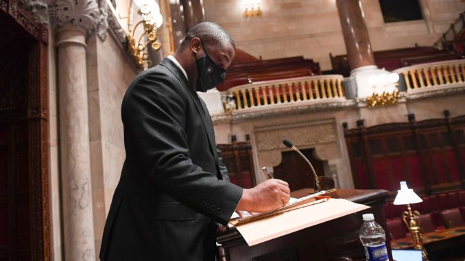 Brian Benjamin - Bild: New York Senate Photo, CC BY 2.0, via Wikimedia Commons