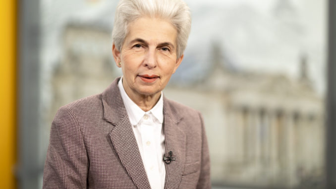 Dr. Marie-Agnes Strack-Zimmermann beim Parlamentsfernsehen Marie-Agnes Strack-Zimmermann - Bild: Leon Kuegeler/photothek