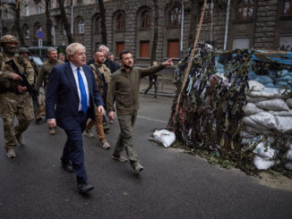 Johnson läuft bei Besuch in der Ukraine mit Selenskyj durch Kiew