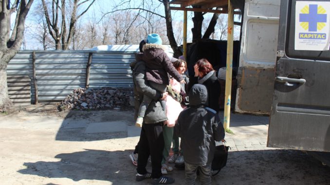 Ukrainische Familie auf der Flucht - Bild: Caritas Ukraine