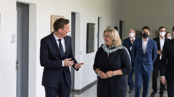 Amtsübergabe von Tobias Hans an Anke Rehlinger - Bild: Staatskanzlei/Dietze/CC BY-NC-ND 2.0