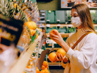 Umfrage: Mehrheit will im Supermarkt zunächst weiter Maske tragen