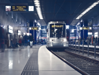 Zahl der Fahrgäste in Bussen und Bahnen 2021 nochmals gesunken