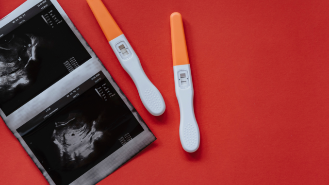 Ultraschallbild und Schwangerschaftstests