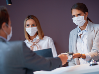 Viele Hotels und Gaststätten behalten Maskenpflicht bei