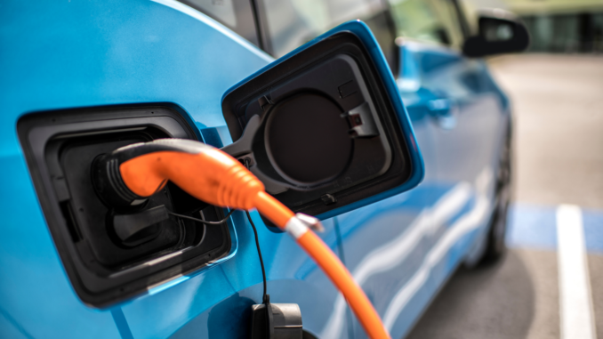 flash_up_symbolbilder_ - 2022-04-21T130330.239 Elektroauto beim Ladevorgang